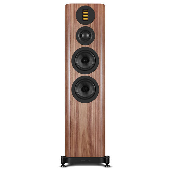Wharfedale EVO 5.4 w wykończeniu orzechowym z zamontowanymi maskownicami
